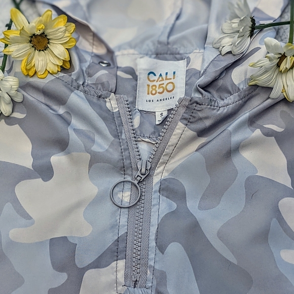 Camo Hooded Top w/ matching Shorts - Picture 6 of 7